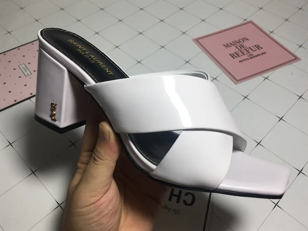 👟👟Ex-factory price 340👟👟 Genuine leather base +40 7CM heel cow patent leather series. 2018 Saint Laurent YSL’s strongest new cross-strap slippers are available in two heel heights. They are 7CM and 9CM respectively. The fabric is made of cowhide. The lining is made of first-layer sheepskin. Size: 34-41 (size 42 can be customized). It is very stable when walking and does not lose its heel.